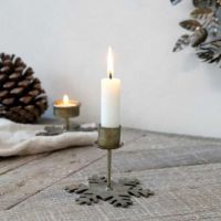 Lysestage i antik look til pynt på spisebordet med snefnug