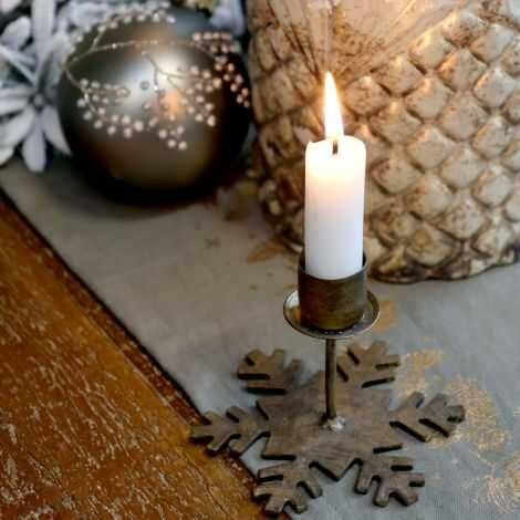 Lysestage i antik look til pynt på spisebordet med snefnug