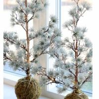 Moderne juletræ til pynt i vindueskarm med LED lys cedertræ