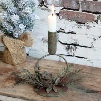 Blomster lysestage med bedelys tændt stående på skænk