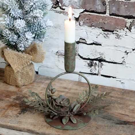 Blomster lysestage med bedelys tændt stående på skænk