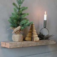 blomster lysestage med bedelys til pynt på en hylde til jul