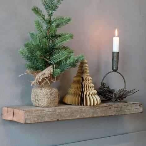 blomster lysestage med bedelys til pynt på en hylde til jul