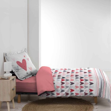 Sengetøj med hjerter redt flot op på en enkeltseng