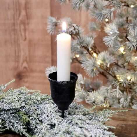 Sort lysholder på spyd i dekoration med bedelys tændt