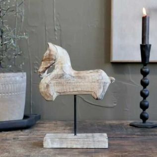 Pynteting hest i antik look stående på reol i stue til pynt