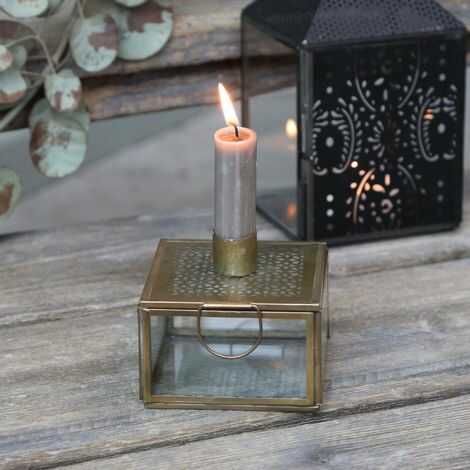Firkantet lysestage til 1 lys her med et bedelys til pynt og dekoration