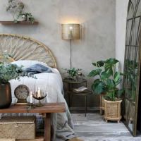 Stående ur på et bord i soveværelset