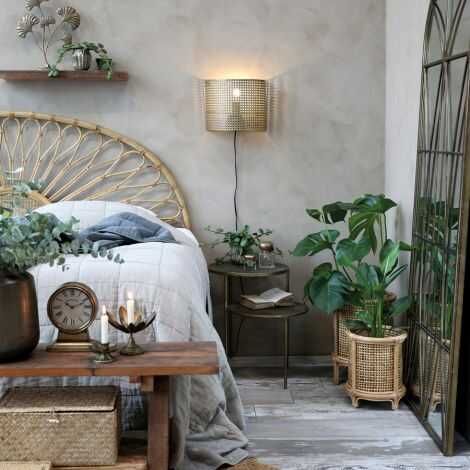 Stående ur på et bord i soveværelset