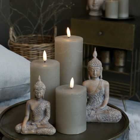 Buddha til pynt på et lysfad sammen med lys