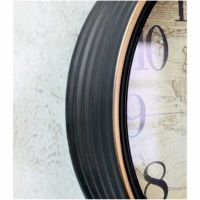 Vægur med tal nærbillede af den sorte ramme med guld kant