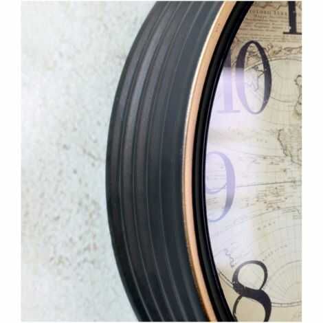 Vægur med tal nærbillede af den sorte ramme med guld kant