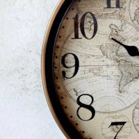 Vægur med tal sort tæt på designet