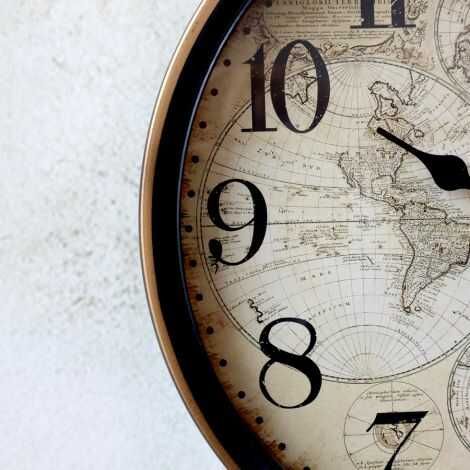 Vægur med tal sort tæt på designet