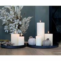 Lysbakke i sort metal med bloklys og dekoration