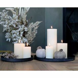 Lysbakke i sort metal med bloklys og dekoration