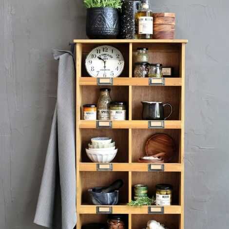 Vintage bordur stående i reol i køkkenet