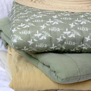 Grønt vattæppe med blomster og striber i bomuld 130x180