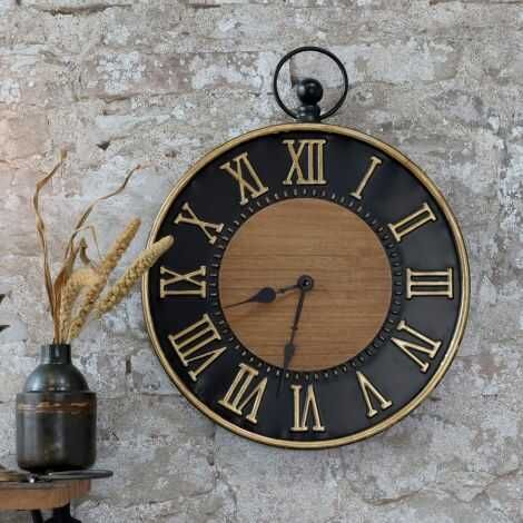 Stort ur til væg her hængt op på væggen i stue