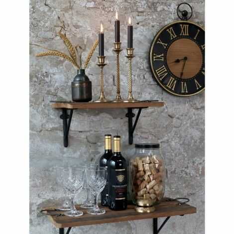 Stort ur hænger på væg ved siden af hylder i spisestuen