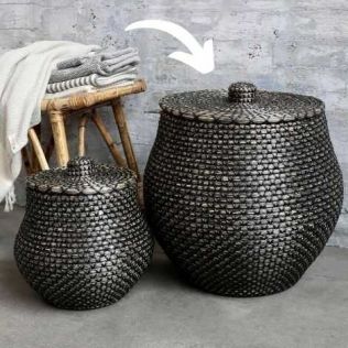 Fletkurv med låg stående på gulvet til opbevaring af vasketøj