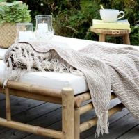 Chic Antique plaid latte liggende på havestolen på terrassen