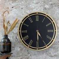 Ur til væg hængt op på væggen