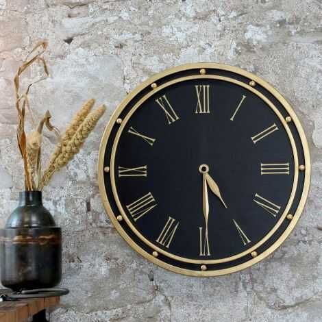 Ur til væg hængt op på væggen