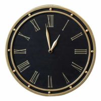 Ur til væg med romertal sort og guld farvet
