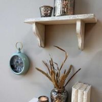 Smart retro ur ophængt på væg i stue