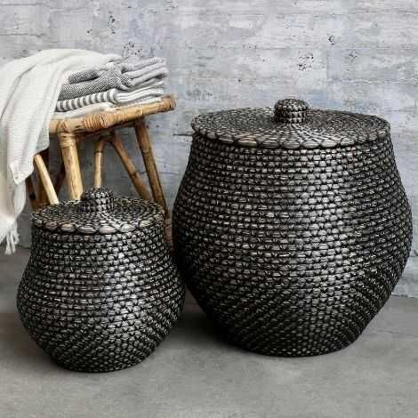 Søgræskurv med låg sort og natur den lille på billedet