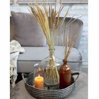 Rund kurv med hank sort natur Ø40 med bloklys og blomster til pynt