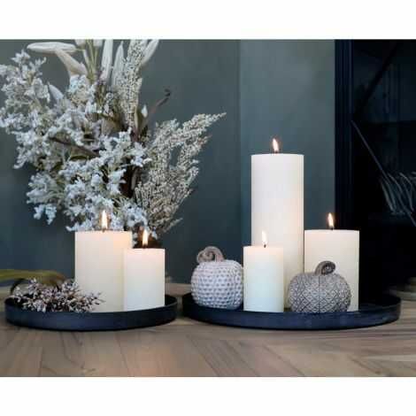 Rundt fad til lys med bloklys og pynt