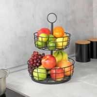 etage opsats metal i køkkenet med frugt i de 2 kurve