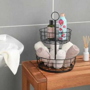 etage opsats sort på badeværelset med håndklæder, sæbe og shampoo