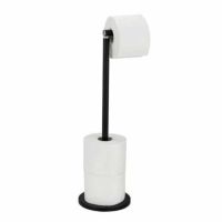Fritstående toiletrulleholder med 2 ekstra ruller toiletpapir og 1 rulle i brug