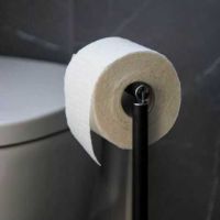 nærbillede af fritstående toiletrulleholder med toiletpapirrulle