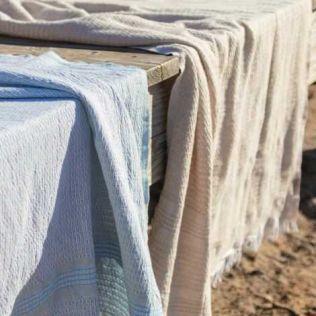 Hurtigtørrende badehåndklæde med på stranden