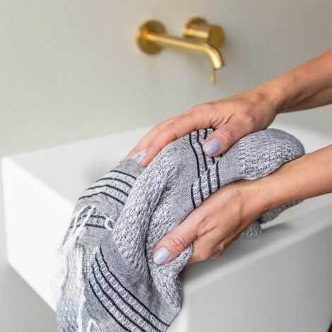 Hammam badehåndklæder ved håndvasken på badeværelset