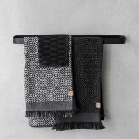 Tyrkiske håndklæder sort grå hænger på håndklædestangen på badeværelset