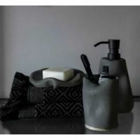 Håndklæder med frynser lagt sammen på badeværelse bordet