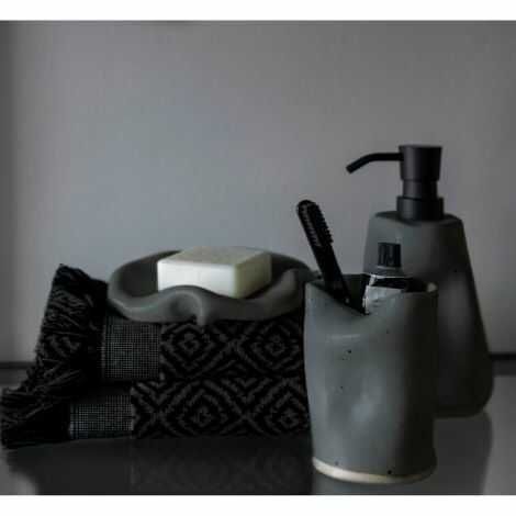 Håndklæder med frynser lagt sammen på badeværelse bordet