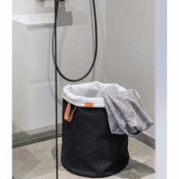 vasketøjskurv stof sort med håndklæder på badeværelset