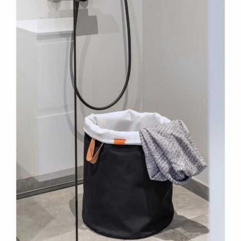 vasketøjskurv stof sort med håndklæder på badeværelset