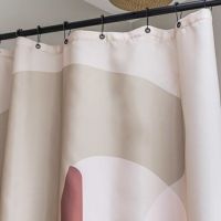 badeforhæng 150x200 med sorte metaløjer foroven