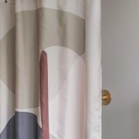 Badeforhæng Gallery sand set tæt på geometriske mønster