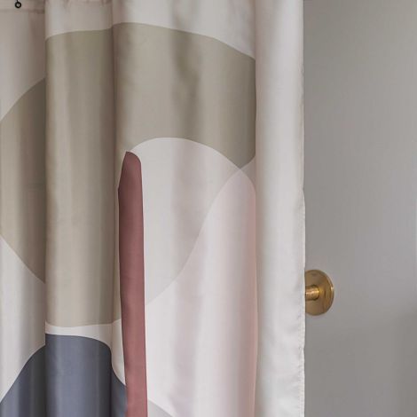 Badeforhæng Gallery sand set tæt på geometriske mønster