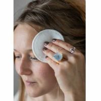 kvinde der er ved at rense make up af med de genanvendelige vatrondeller