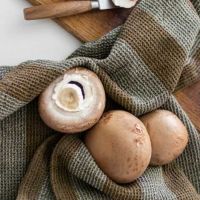 Mette Ditmer viskestykker økologisk bomuld her i gang med at tørre champignon i køkkenet