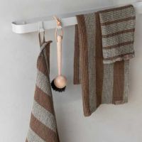 Bomuldskarklude sand med striber hængt til tørre på stang i køkkenet